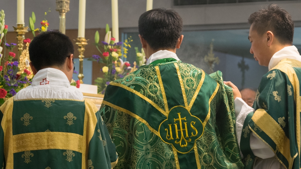 執事拿著主祭祭袍，方便主祭活動